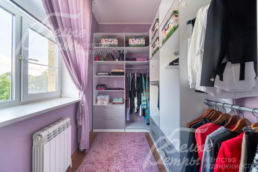 Гардеробная 6,4 кв.м при спальне 22,2 кв.м, тоже с окном