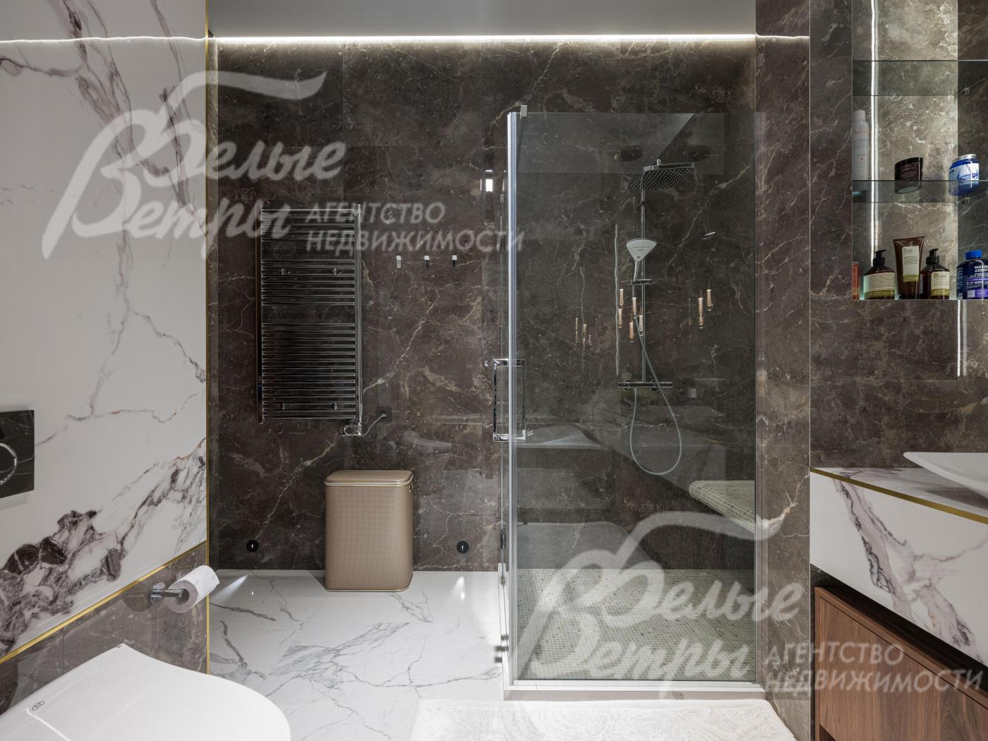 Просторный санузел мастер-спальни с импортной сантехникой