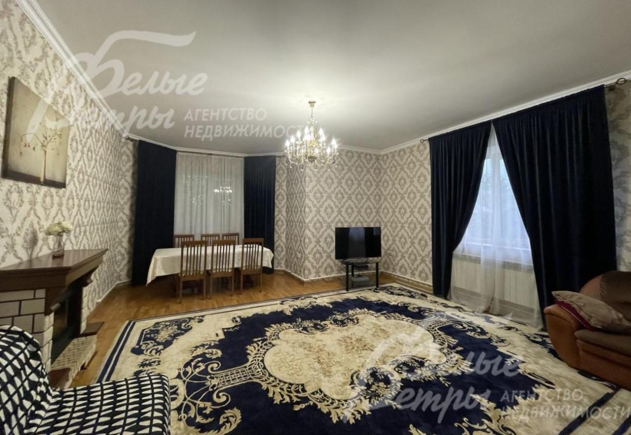 Гостиная-столовая с декоративным камином.