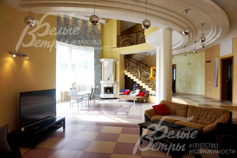 В гостиной большой телевизор.