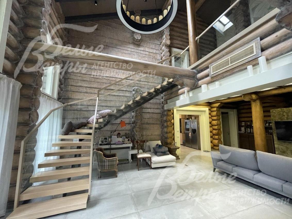 "Парящая" лестница с основанием из стального каркаса.