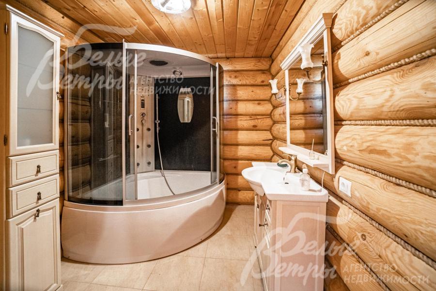 Второй санузел с большой душевой 