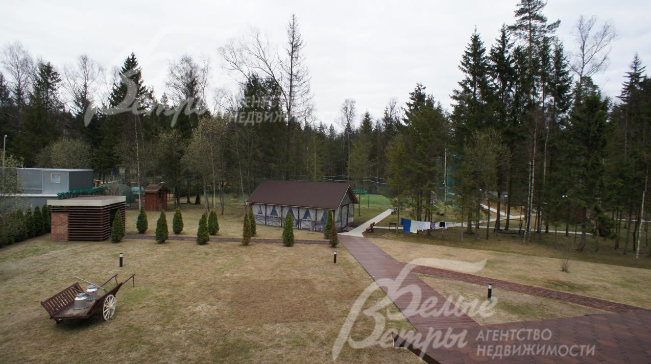 Вид на участок со второго этажа основного дома