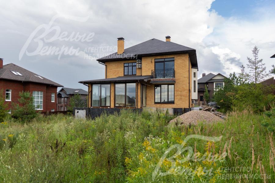 Территория участка - без деревьев, готова к реализации ландшафтного дизайна