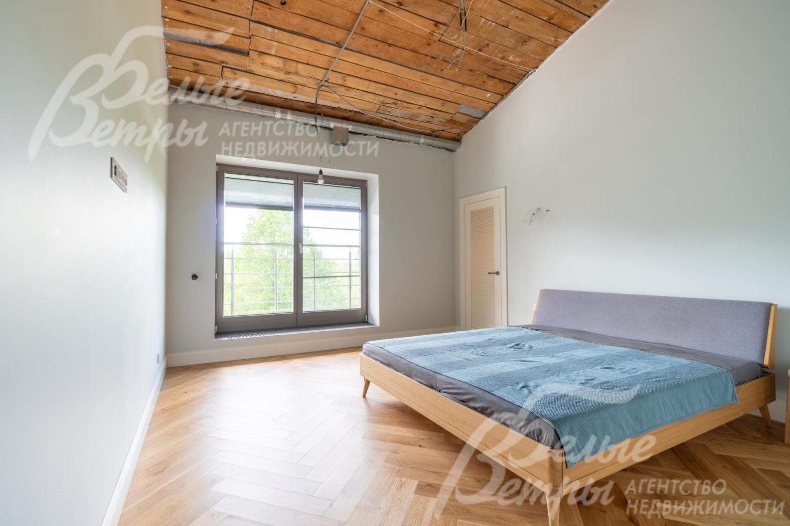 Спальня на втором этаже с большой кроватью