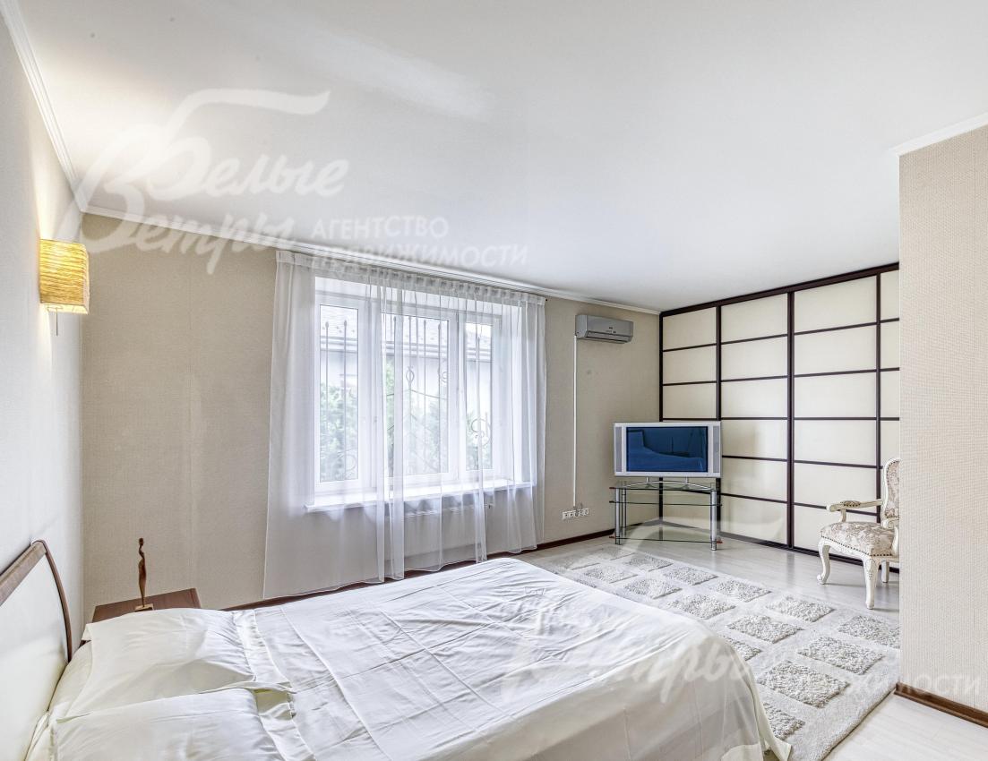 Одна из спален на втором этаже, дизайн выполнен в эстетике японского стиля с характерными элементами