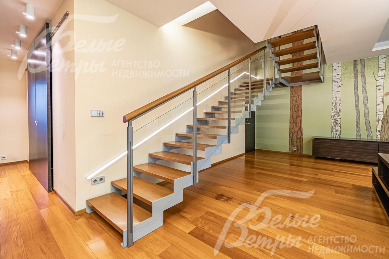 Лестница Alfa Scale (Италия): легкое металлическое основание, ступени и поручни деревянные шпонированные буком