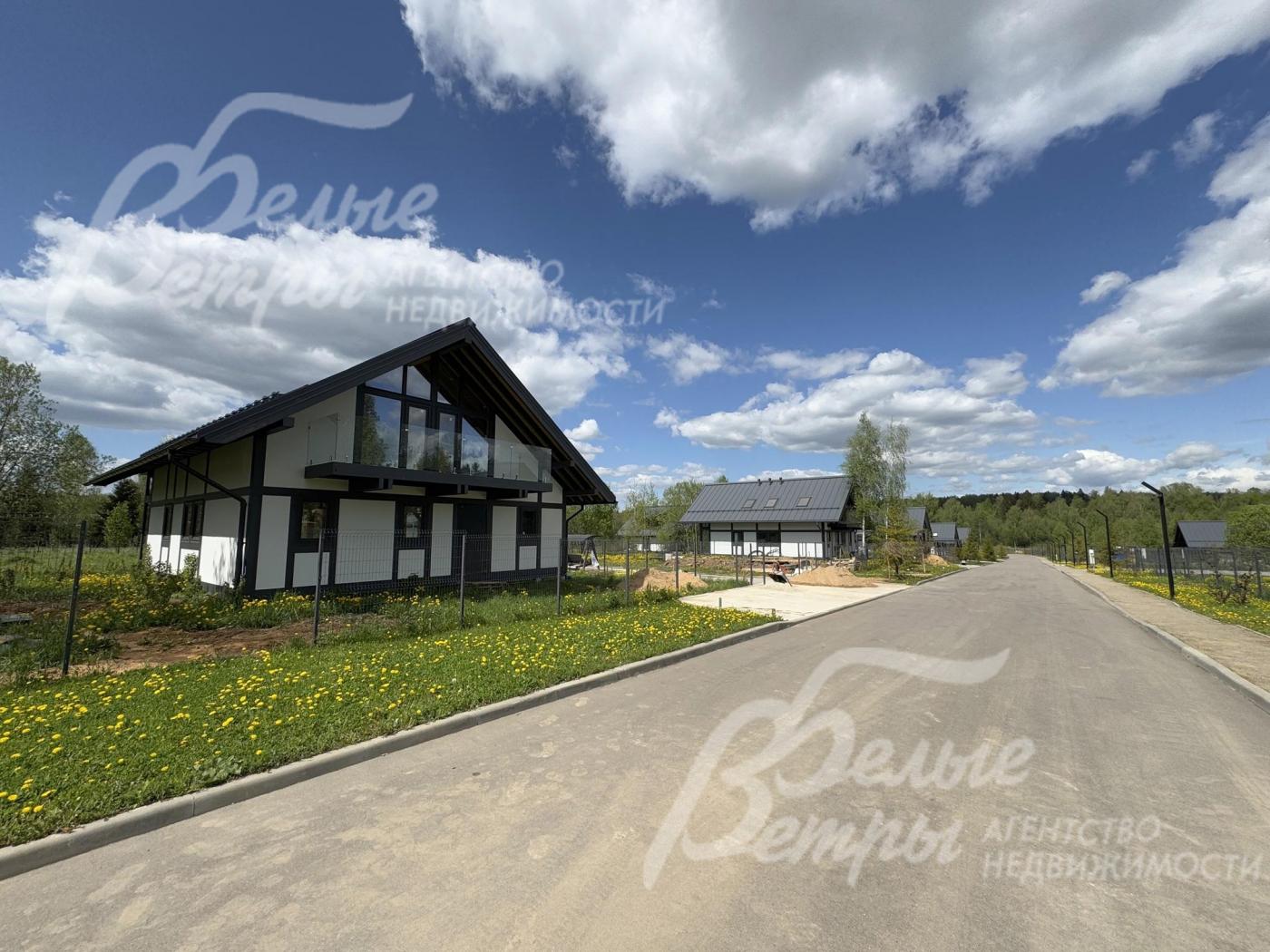 По посёлку проходят широкие асфальтированные дороги, есть пешеходные дорожки, установлены камеры видеонаблюдения