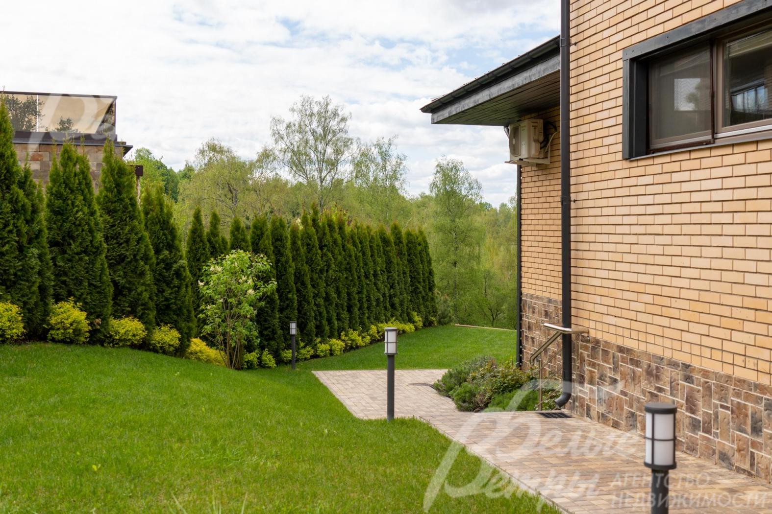 Проведены масштабные и дорогостоящие работы по установке дренажа: вода выводится за пределы участка