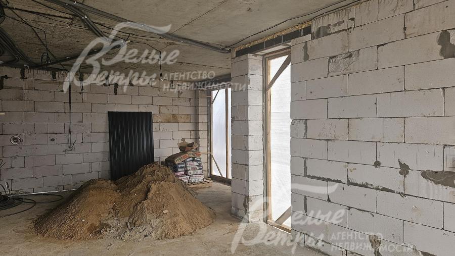 Несущие стены - из газоблока, внутренние перегородки изготовлены из прочных пескоцементных блоков