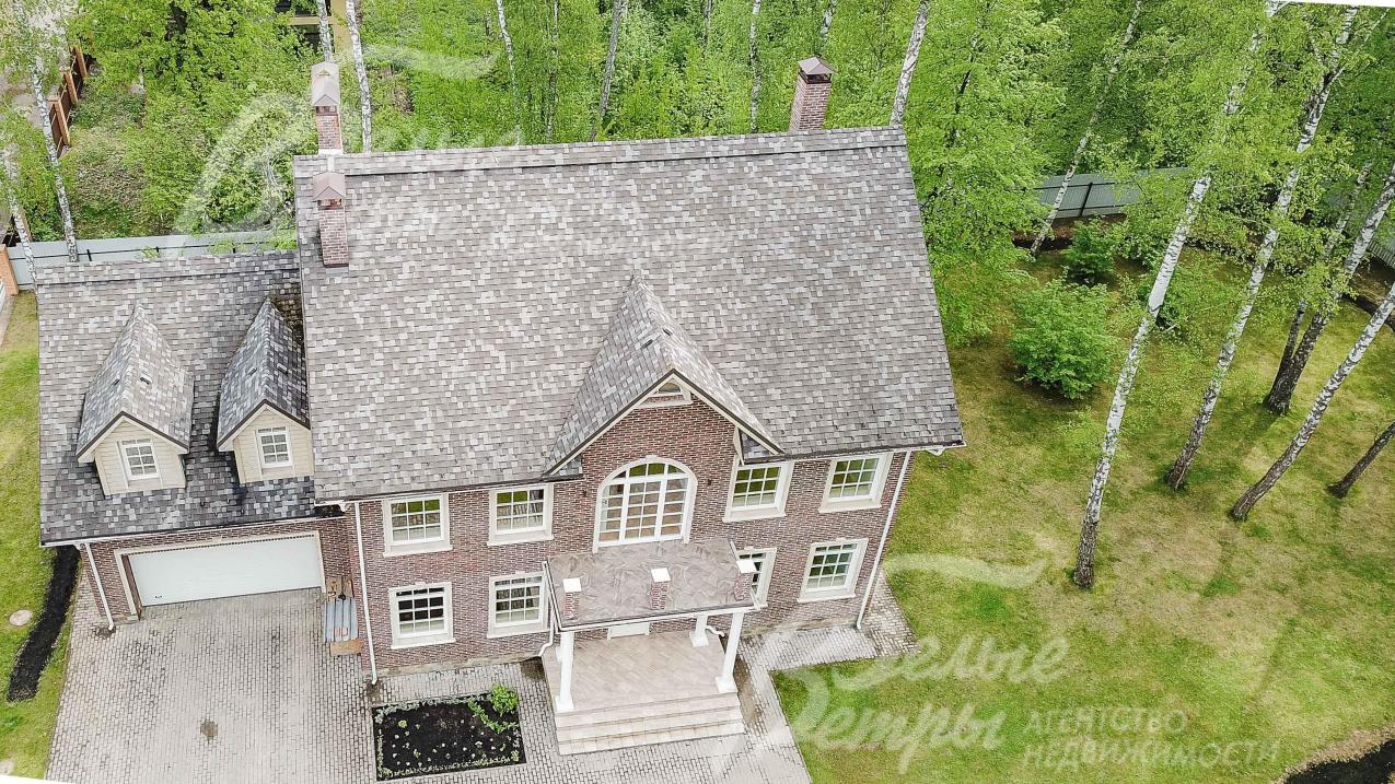 Дом в английском стиле на лесном участке 15 соток в охраняемом коттеджном поселке Лесные озера