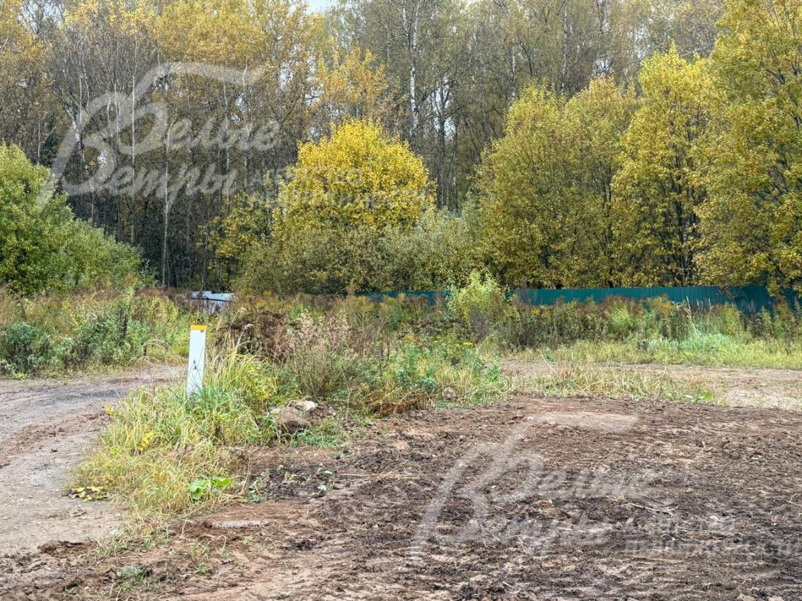 Открытый участок с трёх сторон огорожен забором