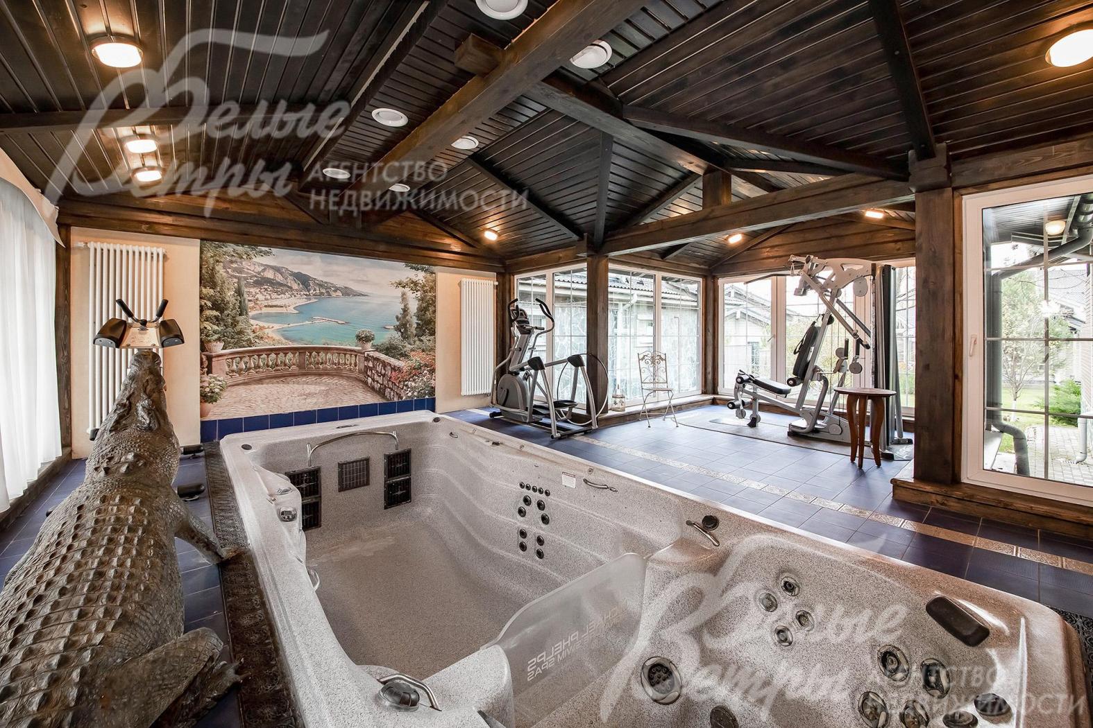 Огромная гидромассажная ванна и тренажерный зал
