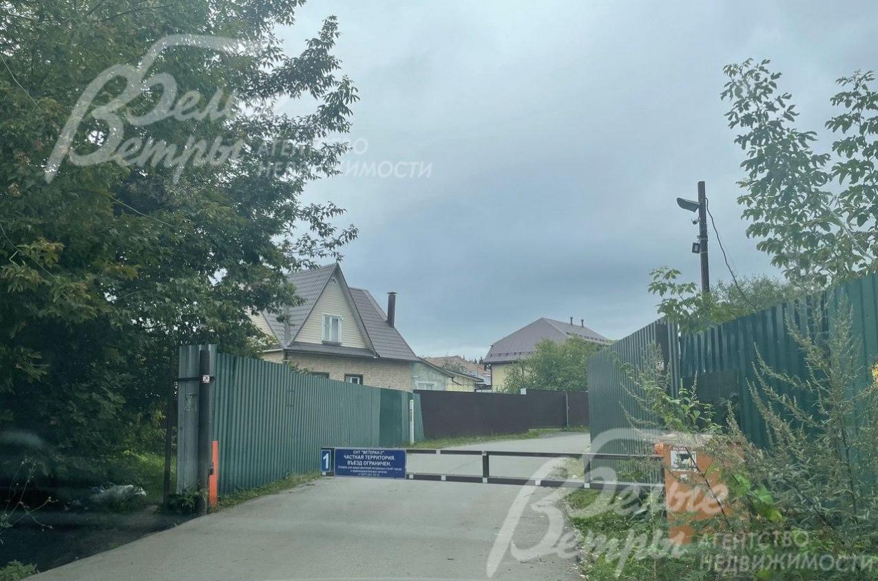 Шлагбаум при въезде в поселок.