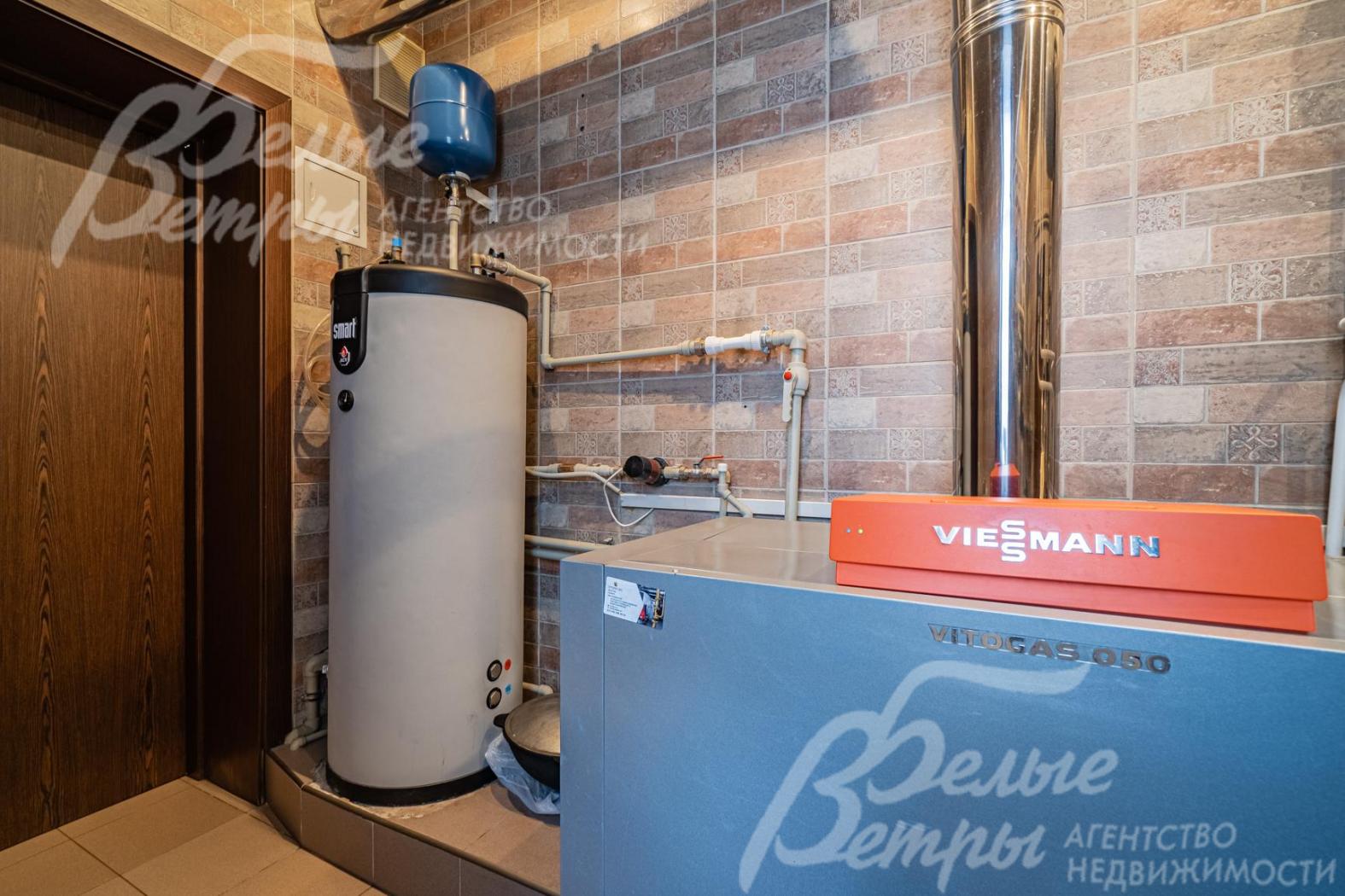 В доме установлены газовый котёл Viessmann 60 кВт, бойлер косвенного нагрева 200 л марка ACV Smart