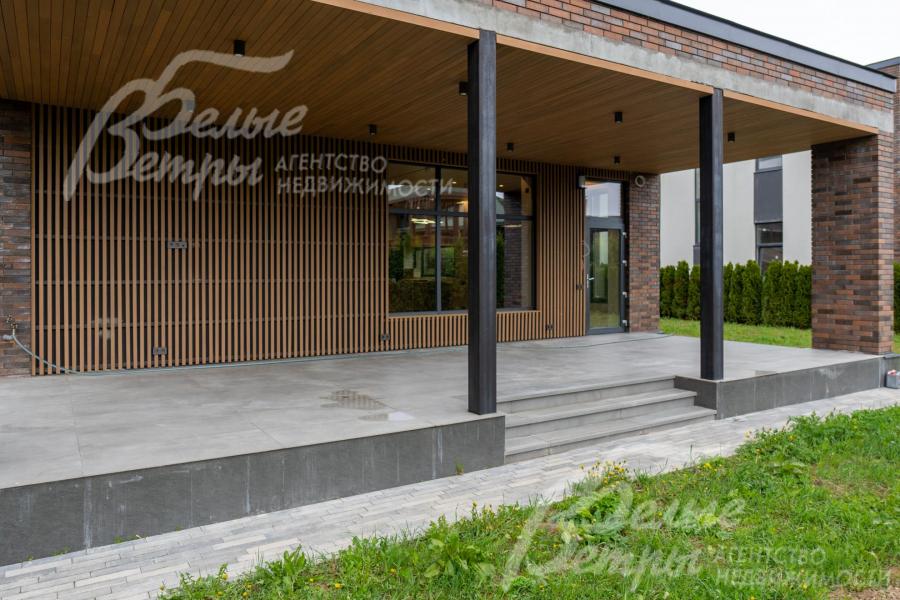 Просторная крытая терраса на подиуме: выход на террасу из гостиной