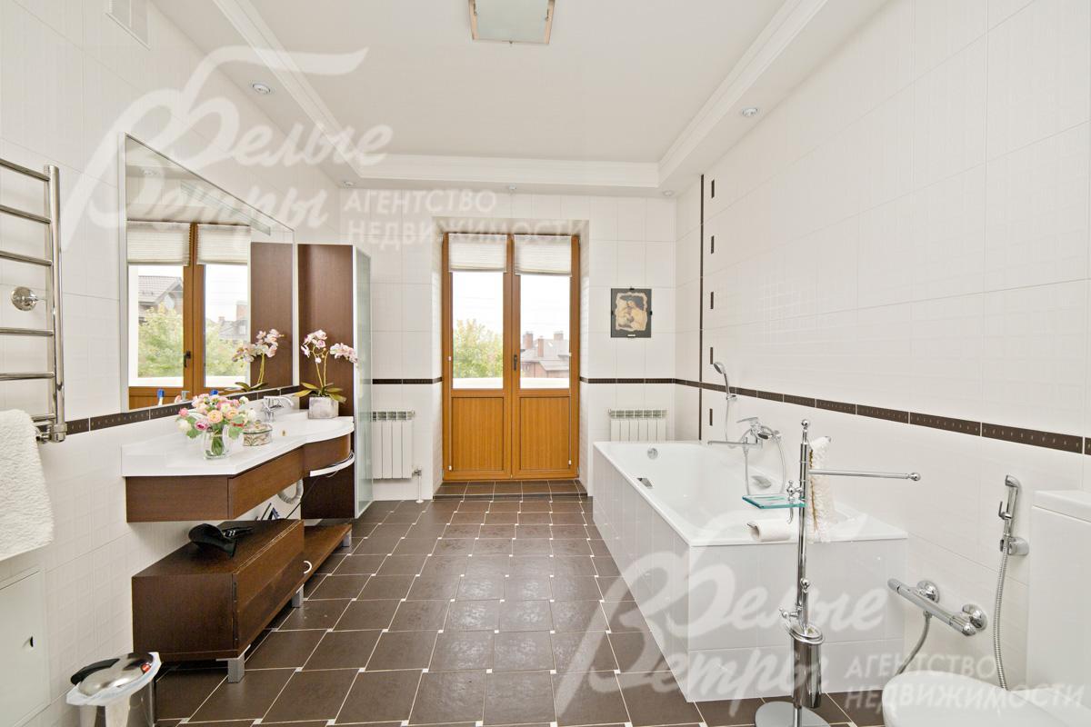 Ванная комната 12 кв.м с балконом на втором этаже