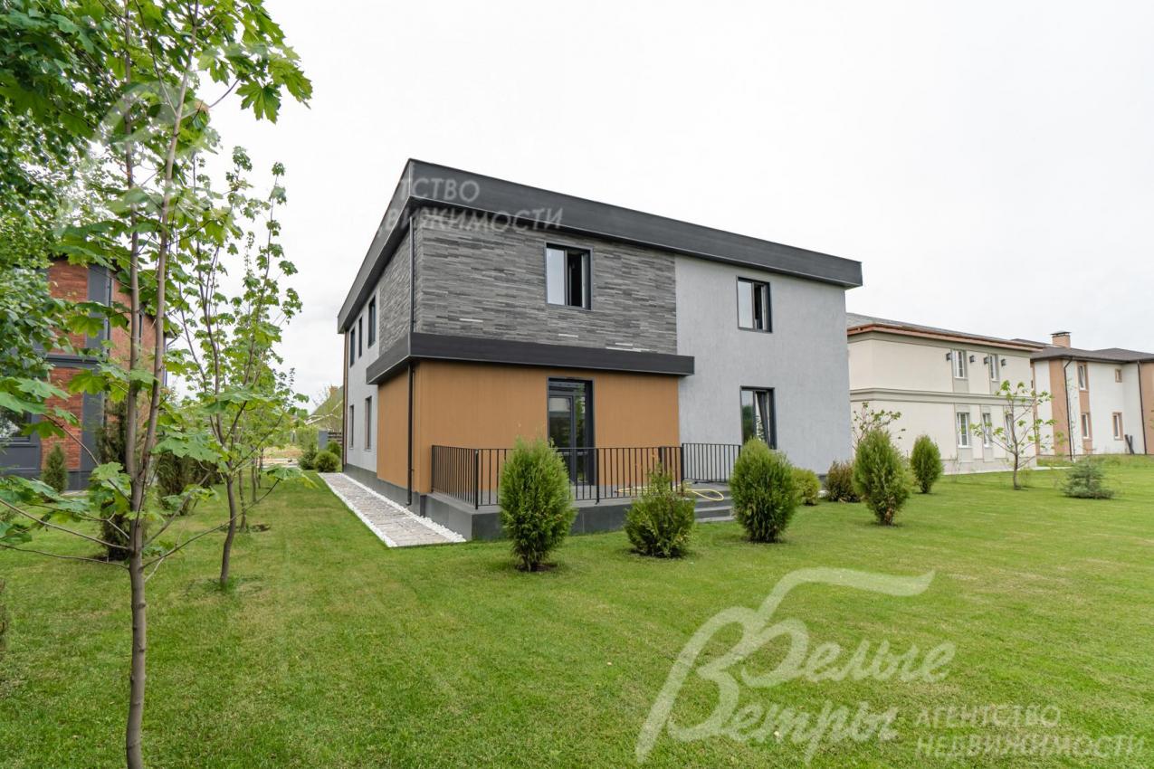 Облицовка стен: фасадные ДПК панели, фасадная краска "Delux 3D", цоколь - керамогранит