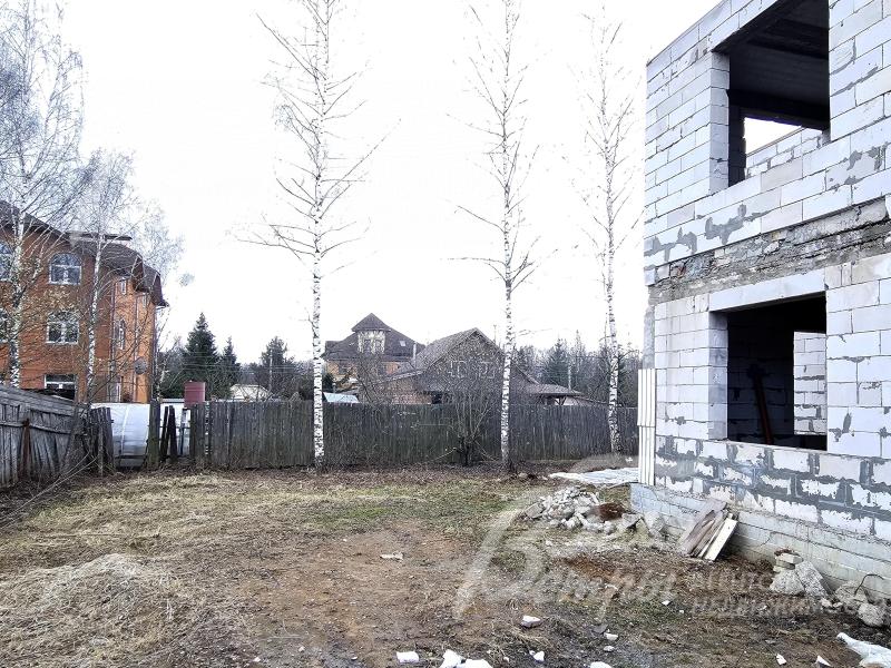 Дом стоит на участке площадью 12 соток. Участок выровнен, освобождён от растительности, на нём сохранено несколько лесных берёз