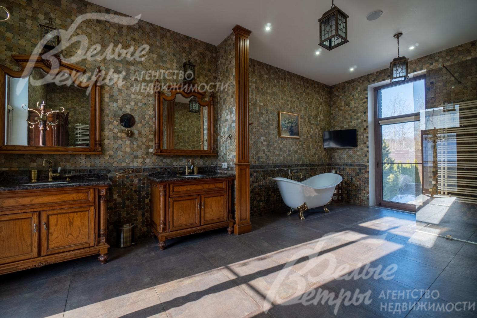 Роскошный санузел при мастер-спальне 24 кв.м с зонированием, окном в пол, ванной, двумя раковинами с элитной сантехникой и мебелью