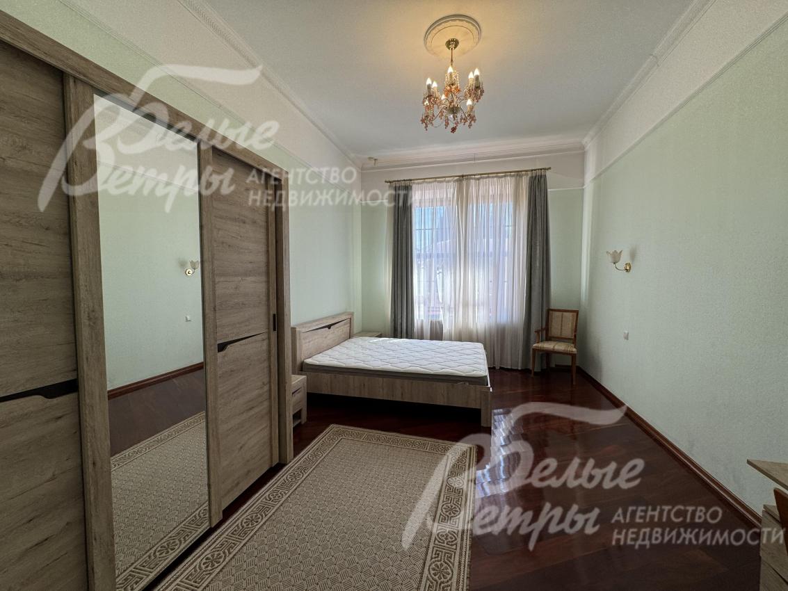 В спальнях дома есть вся необходимая мебель: кровати, тумбы, стулья, шкафы