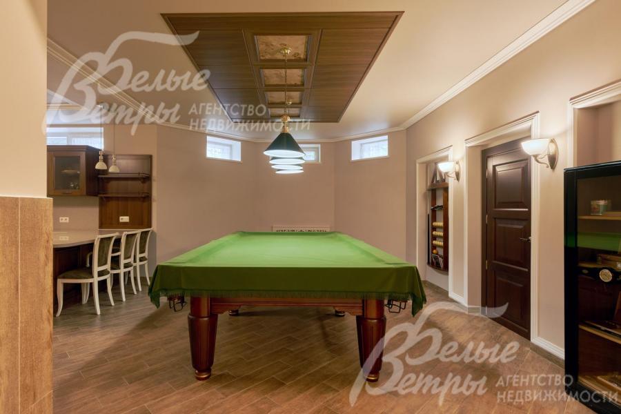 Бильярдная комната (с выходом черед портал из второй кухни) с 10-футовым столом для русского бильярда (русской пирамиды)