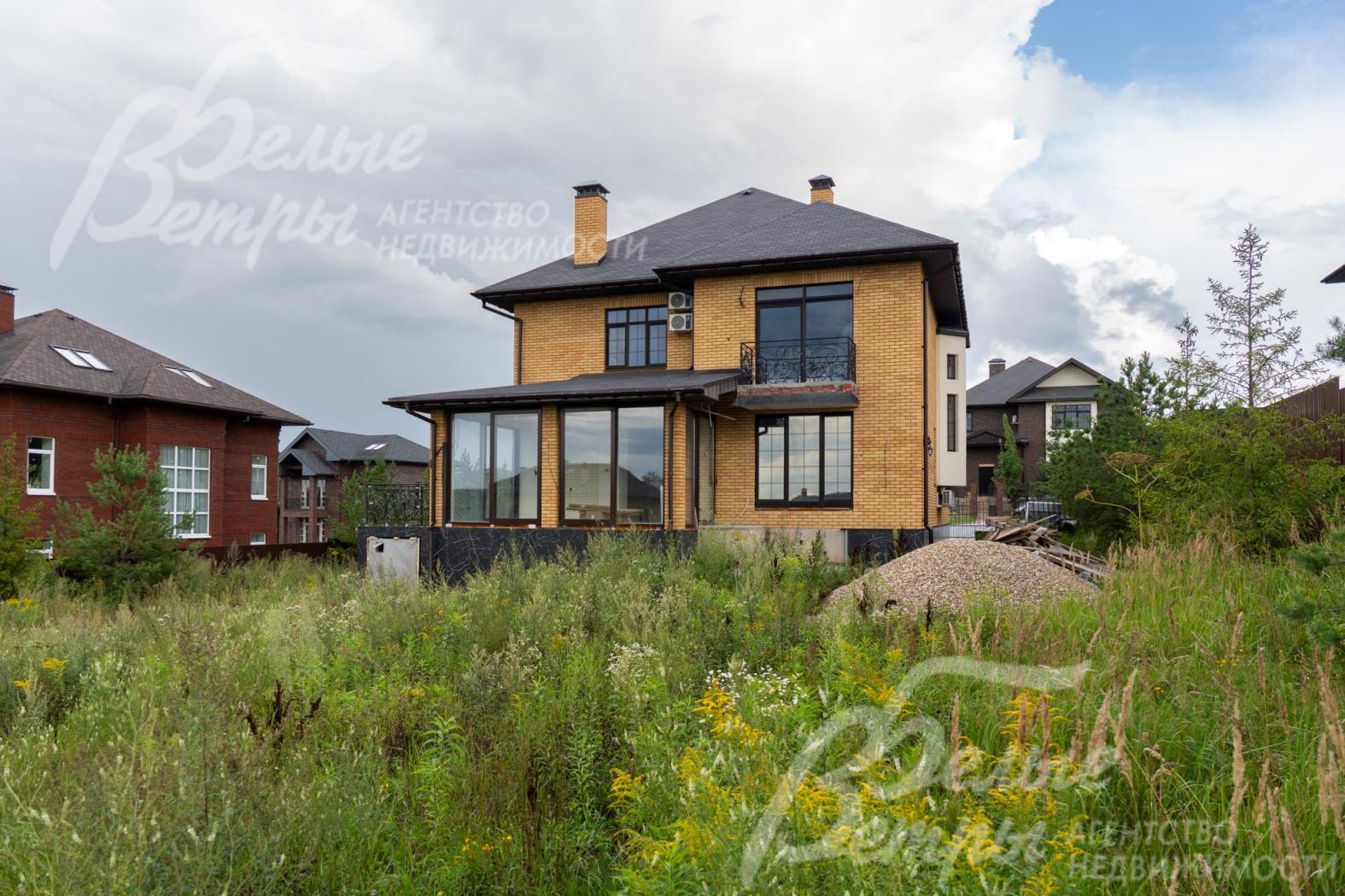 Территория участка - без деревьев, готова к реализации ландшафтного дизайна