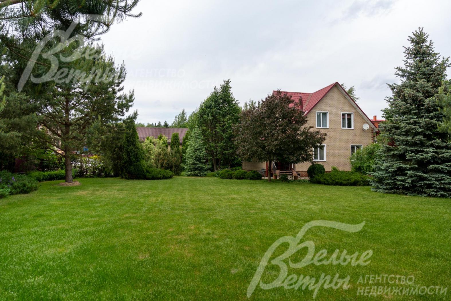 Дом стоит на просторном зелёном участке с эффектным парковым ландшафтным дизайном