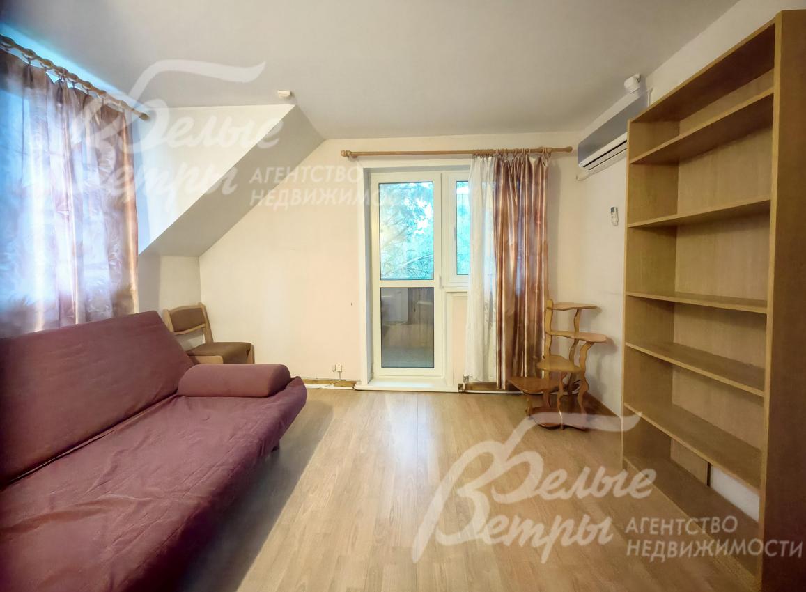 Спальня на 2-ом этаже с выходом на балкон