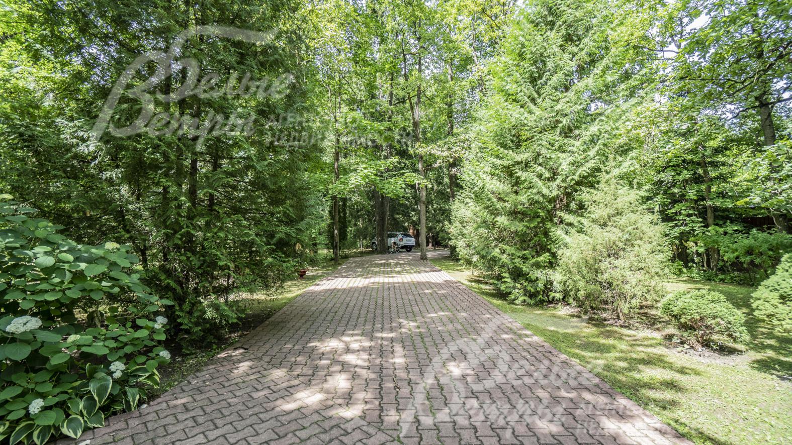 Широкие дорожки, выложенные брусчаткой