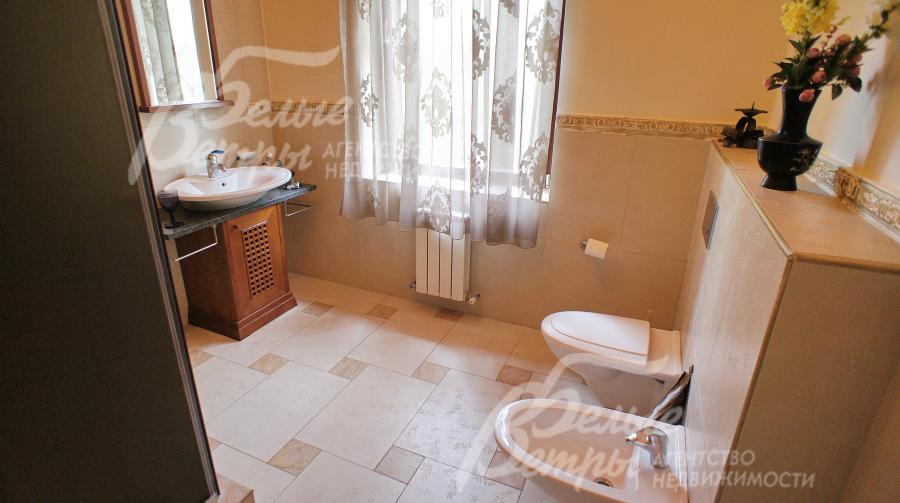 Санузел второго этажа с душевой кабиной