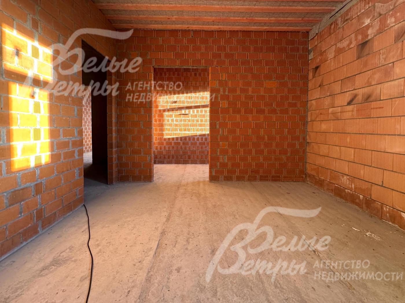 Одна из спален на втором этаже. В доме выполнена разводка электрики в соответствии с инженерным проектом