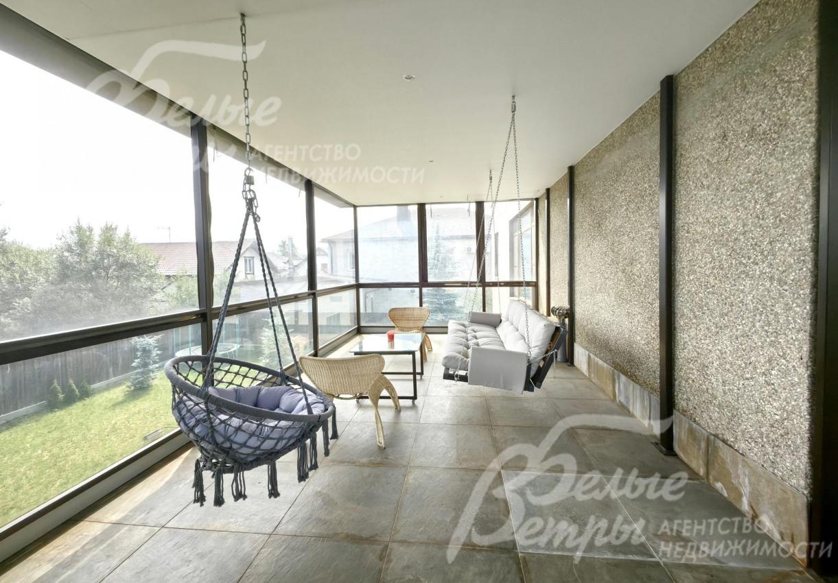 Качели на террасе второго этажа 