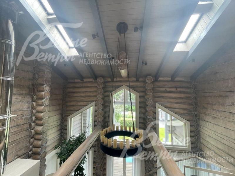 Дизайнерская люстра в зоне второго света гостиной