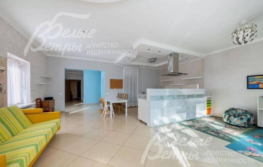 Дом полностью готов к заселению: все коммуникации введены в эксплуатацию, сделан косметический ремонт в светлых тонах