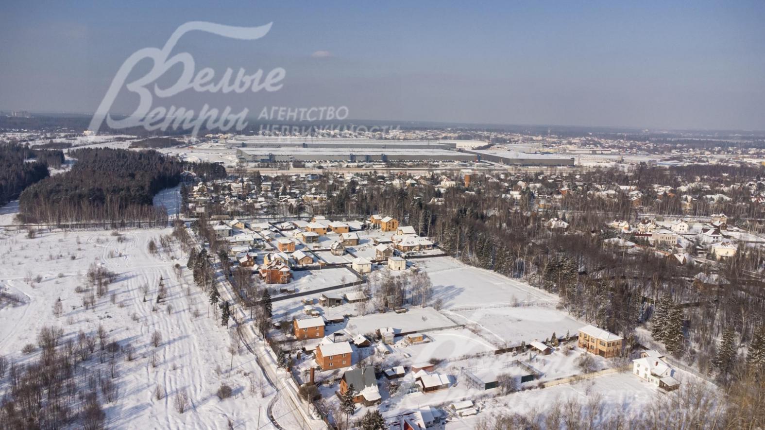 Дом расположен в обжитой коттеджной застройке Красные Горки.