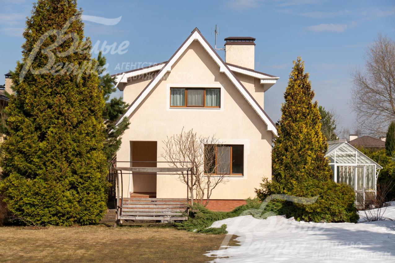 На участке возведён отдельный двухэтажный дом для персонала (гостевой дом), построенный в едином стиле с основным домом