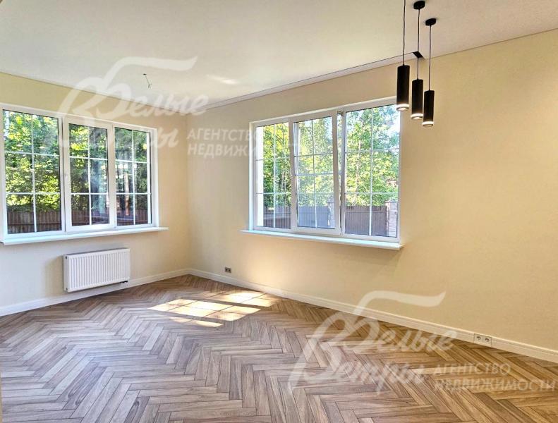 В доме - высокие потолки и широкие окна