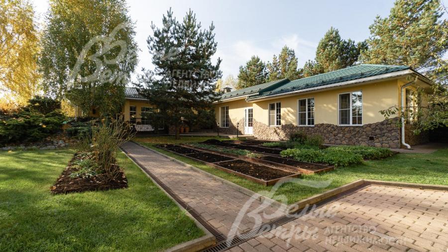 Вспомогательное одноэтажное строение 133 кв.м с бассейном 