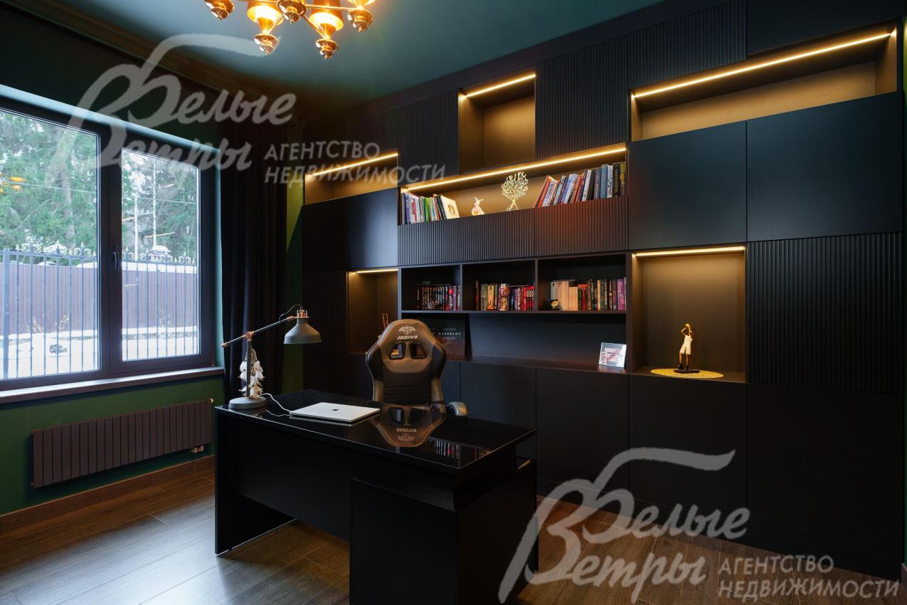 Мебель в кабинете в единой стилистике с кухней