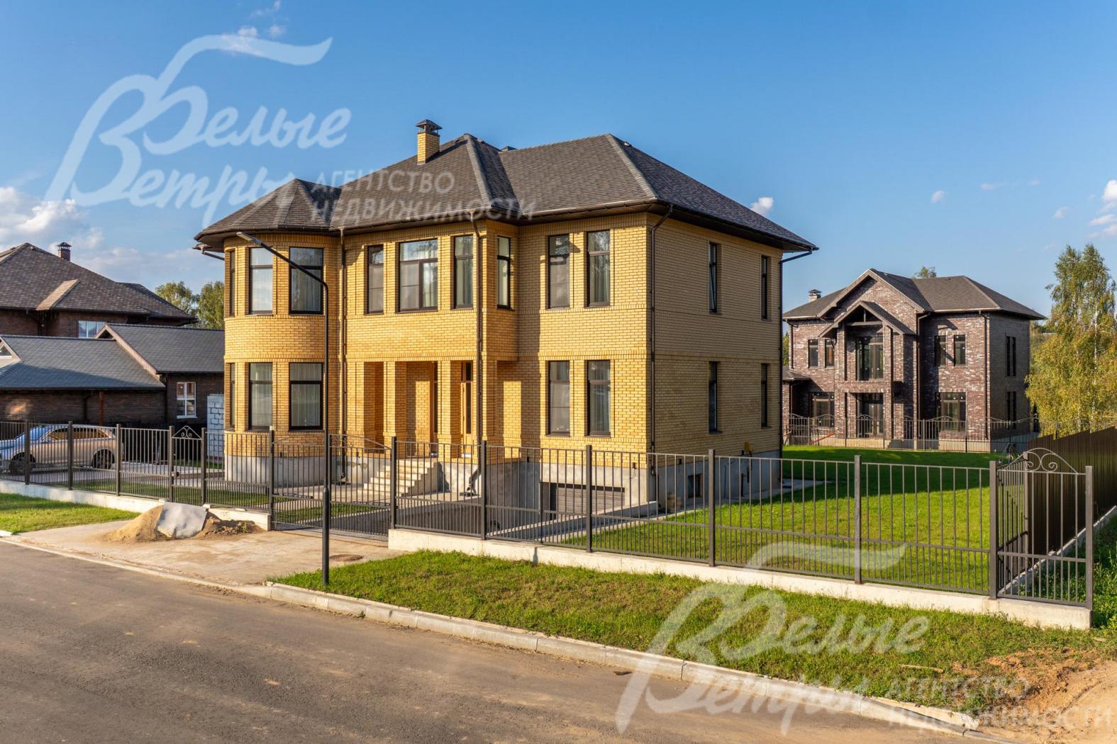 К участку ведёт широкая асфальтированная освещенная дорога