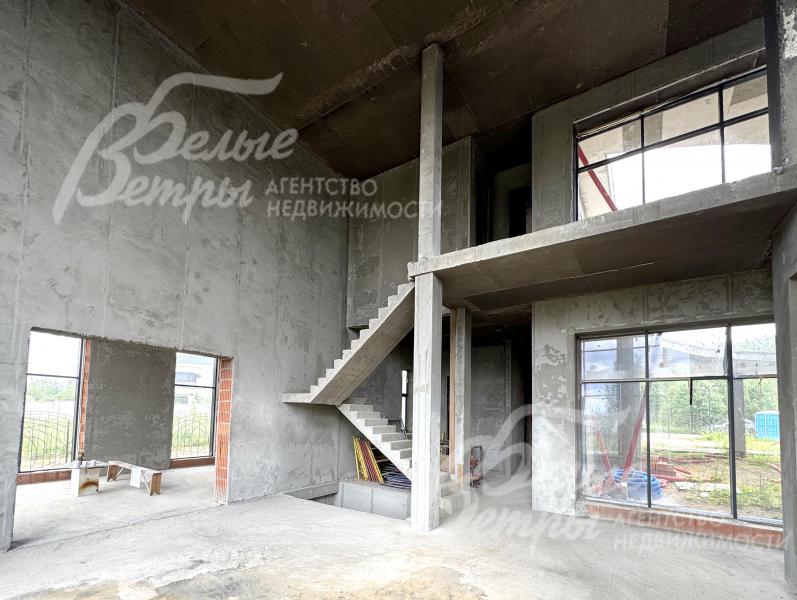 Будущая центральная гостиная дома с большой площадью остекления