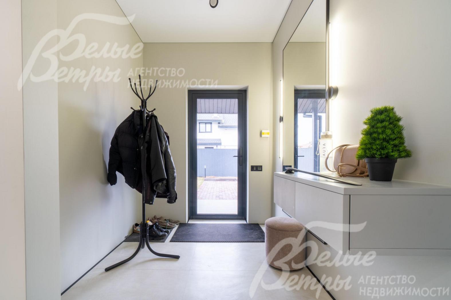 Выполнена отделка под ключ. Входная дверь – из тёплого алюминия, со стеклопакетом чёрного цвета 