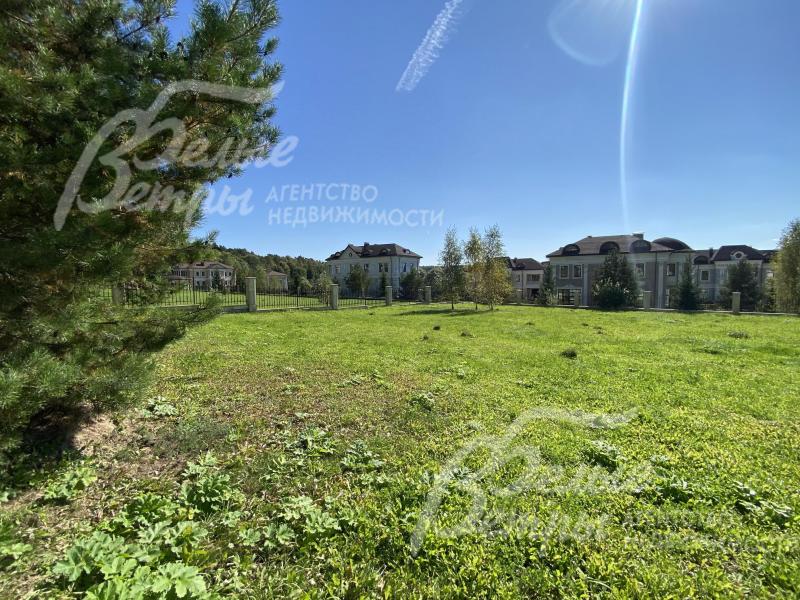 Участок с небольшим естественным уклоном в поселке Идиллия