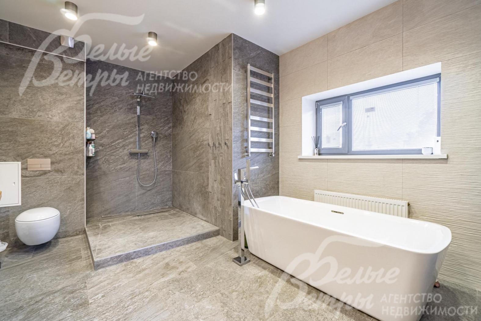 Санузел с душем и ванной в мастер-спальне