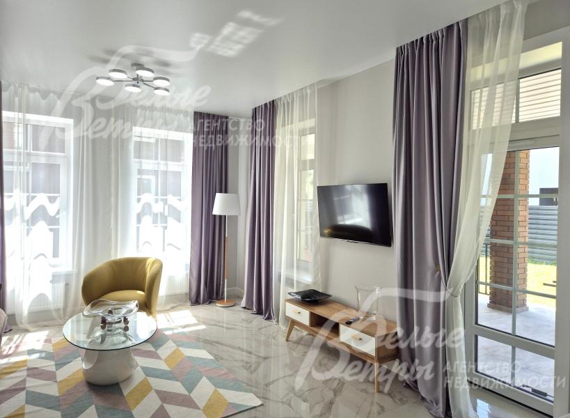 Гостиная с панорамными окнами и выходом на террасу.