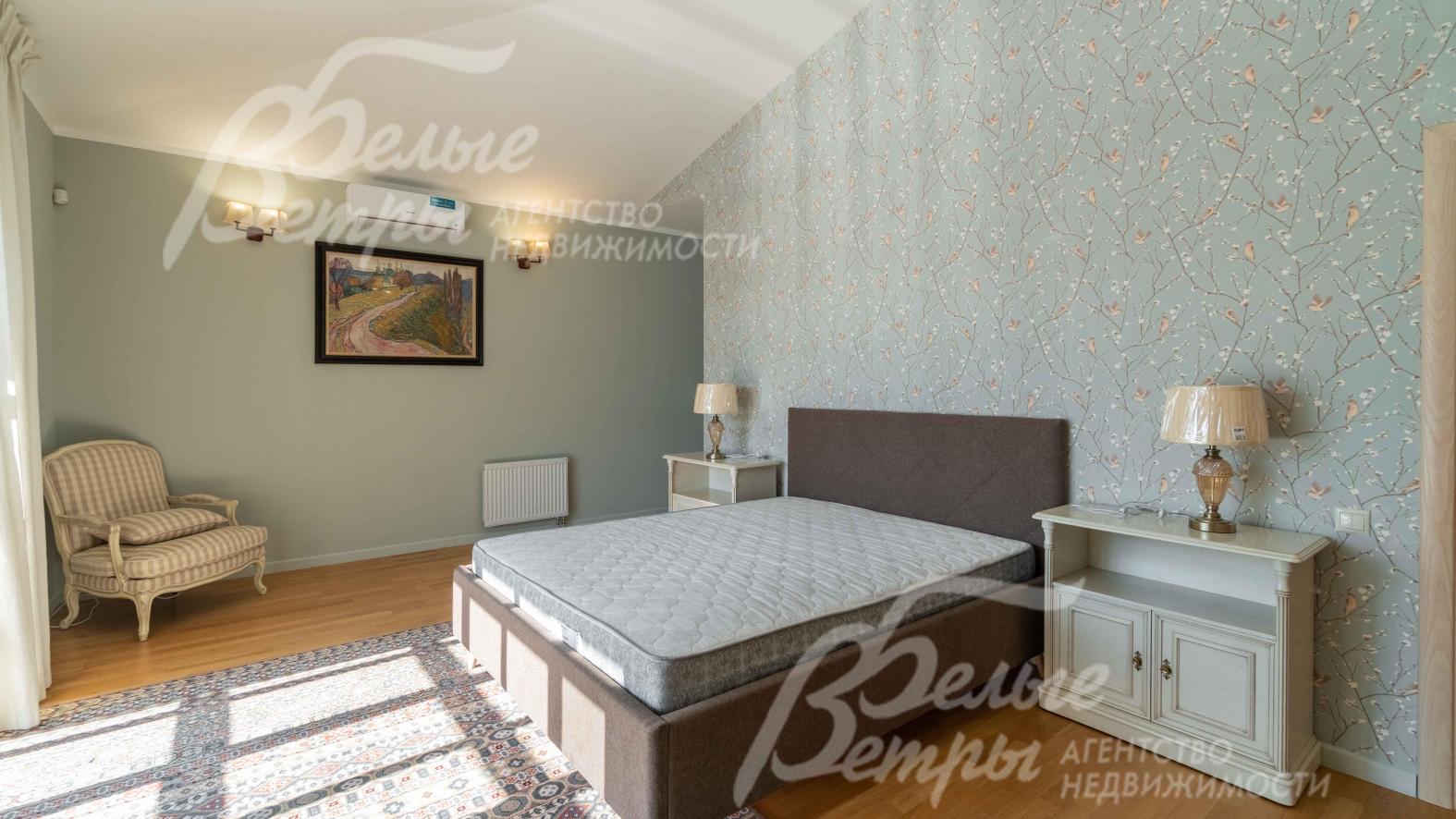 Главная спальня 30 кв.м с санузлом, гардеробной и выходом на балкон
