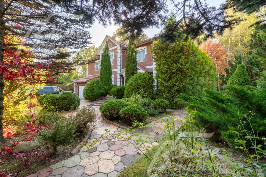 Дом в стиле современной классики с элегантными архитектурными решениями