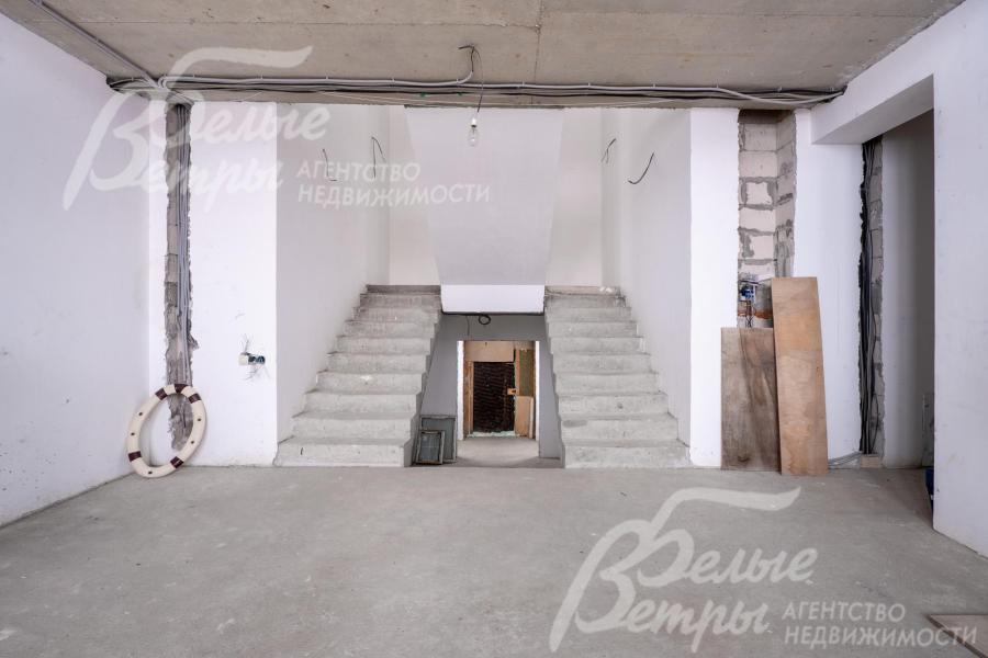 В доме установлена монолитная железобетонная двухмаршевая лестница