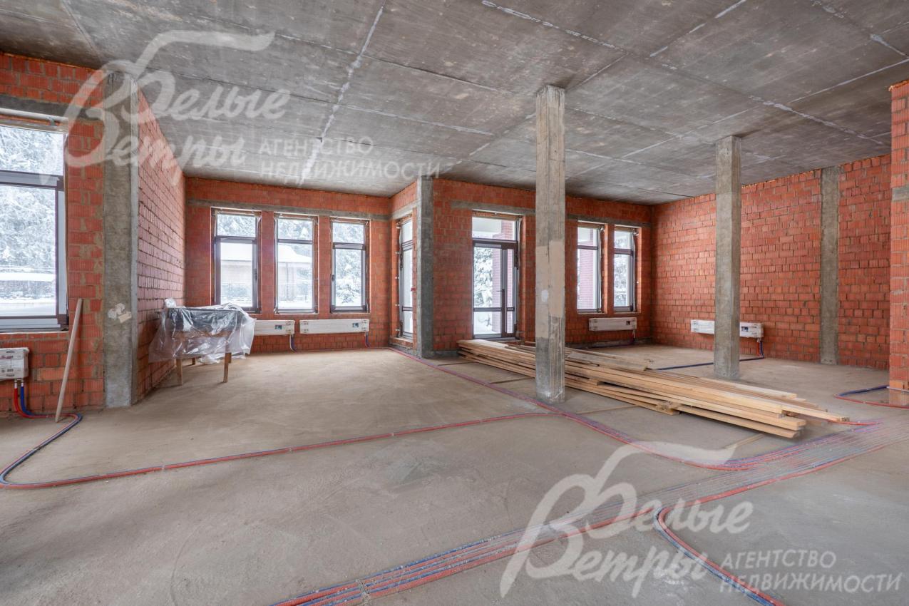 Зона кухни-столовой с выходом на террасу. В доме - масштабная площадь остекления, установлены алюминиевые стеклопакеты 